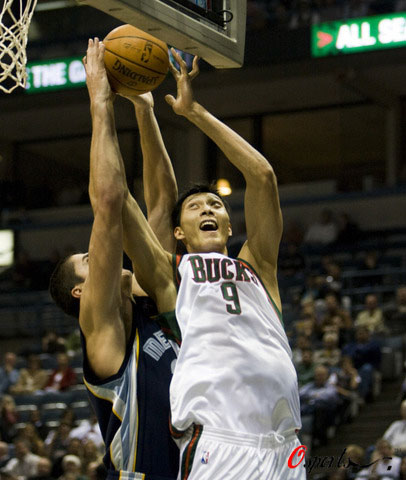 猛龙轻取灰熊，易建联带队取胜