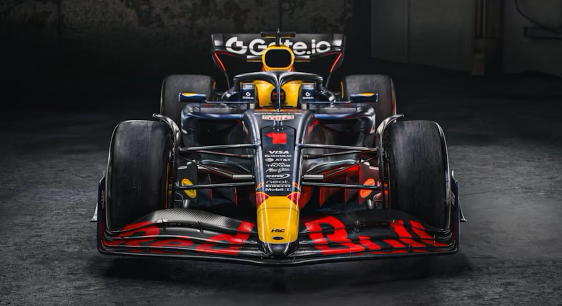 阿斯顿马丁轻取索伯车队，皮亚斯特里带队取胜